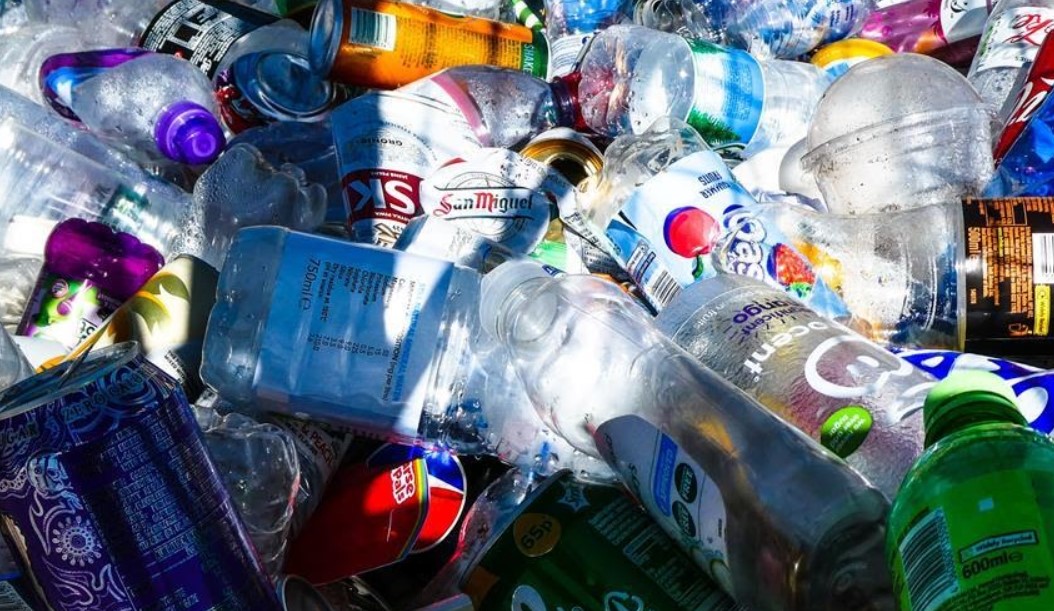 Cara-Membuat-Baju-dari-Barang-Bekas-Plastik-Praktis